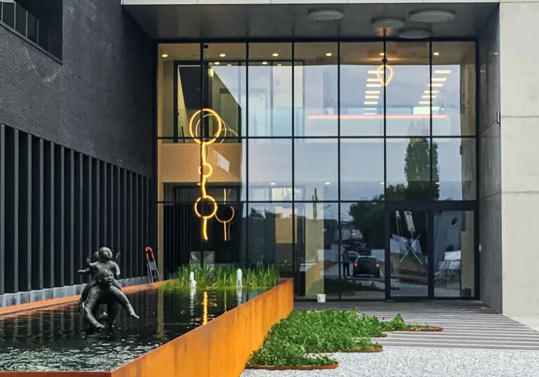 Waterpartij bedrijfsgebouw
